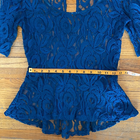 Gorgeous Lace Peplum Top Size S - Picture 5 of 6